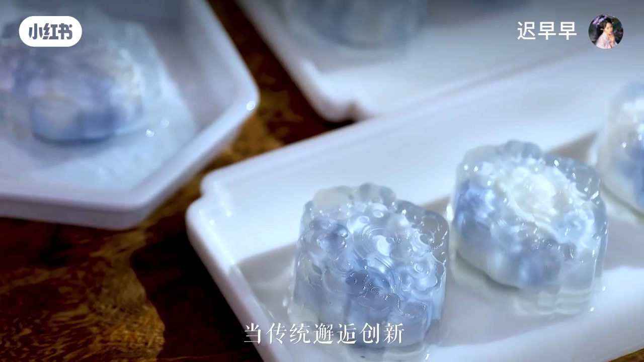 完成的青花瓷山藥糕，藍白雲紋包在透明凍裡