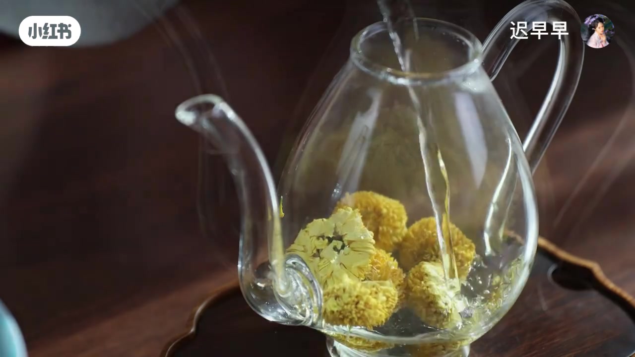 熱水沖泡菊花茶