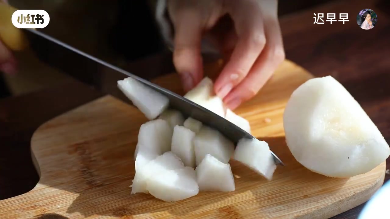 雪梨去皮切成小丁