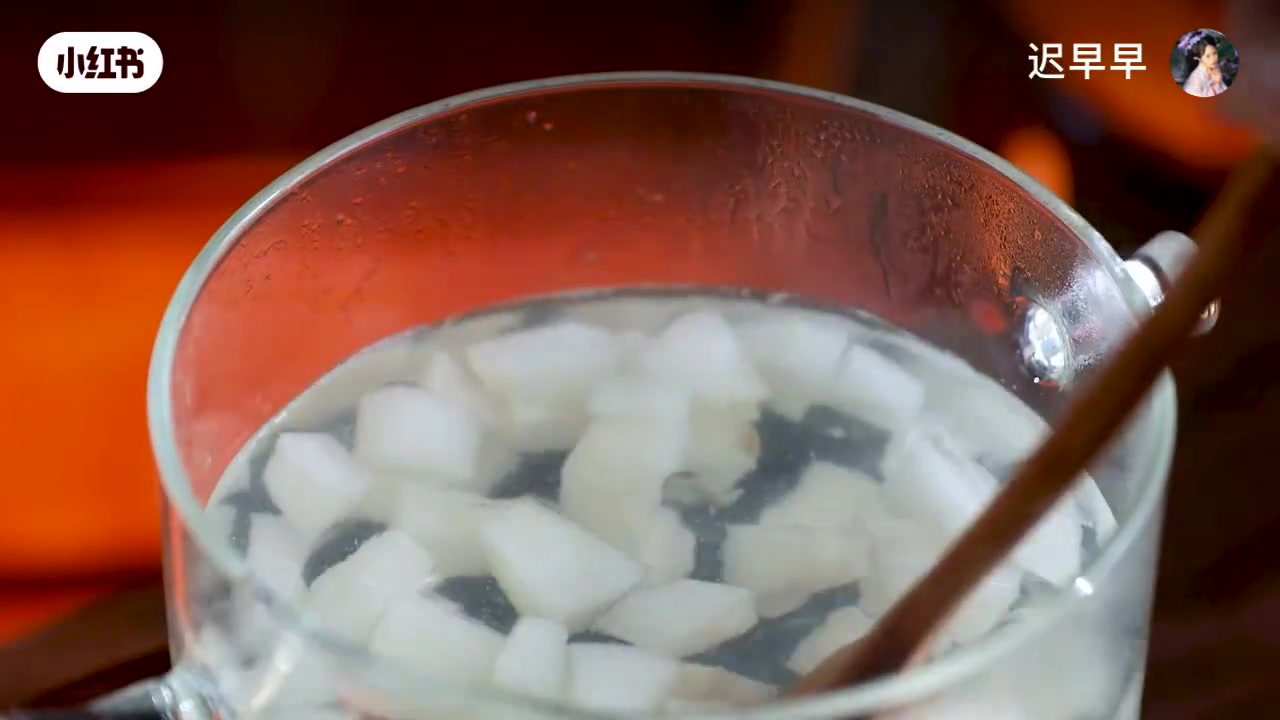 雪梨丁加銀耳下鍋悶煮